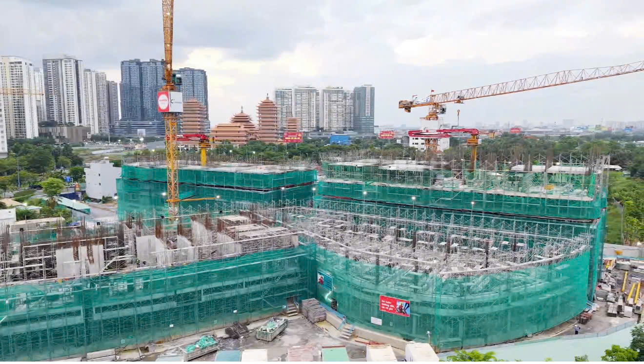 Actual on-site photos of the Eaton Park project on June 15, 2025.