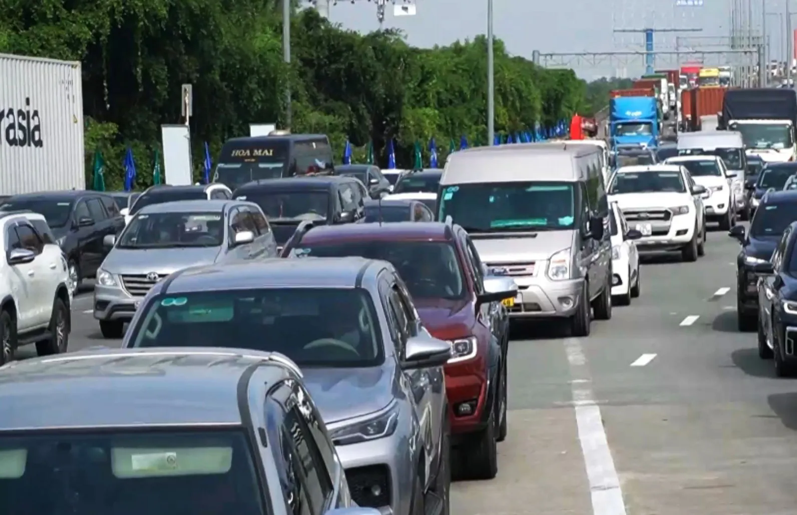 Dòng xe nối đuôi kéo dài trên cao tốc TP.HCM - Long Thành - Dầu Giây.