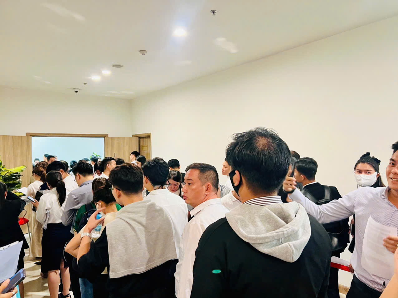 Tỷ phú Phạm Nhật Vượng “chơi lớn”: Tung ra nghìn căn nhà phố tại “đại bản doanh mới” với giá chưa từng có, khách ào ào booking.